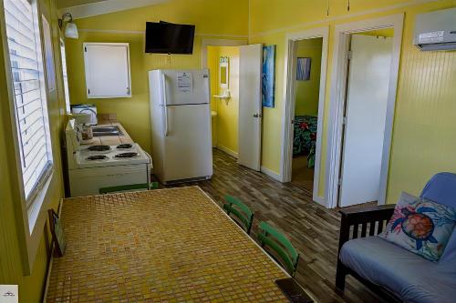 Blue Dolphin Inn and Cottages - image 3