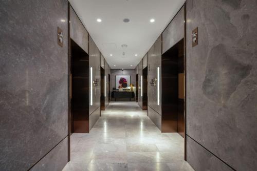 Elegant 2 Bed CBD Heated Pool Gym Sauna Balcony
