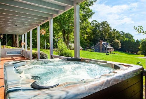 MTN View, Community Pool, Game Room, & Hot Tub!