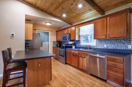 MTN View, Community Pool, Game Room, & Hot Tub!