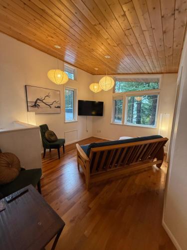 Ravens Nest Tranquil Forest Suite 5 min to Downtown Arcata with Stunning Redwood Views