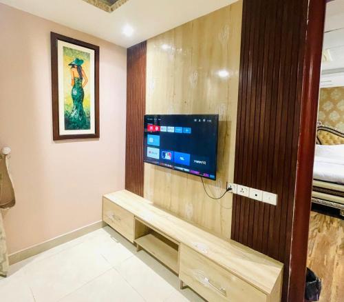 Two Bedroom Apartment in Gold Crest Mall - DHA Lahore - image 7
