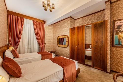 1 double bed, 2 twin beds