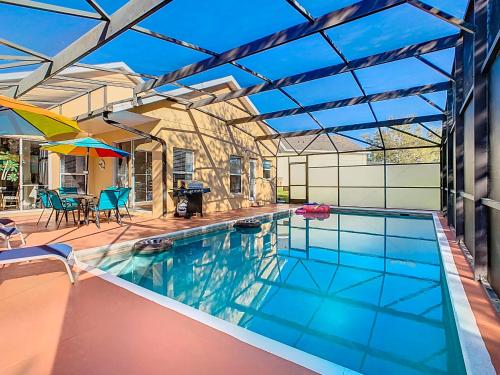 Orlando Area home w pool & game room – khách sạn tại Khu Tây Disney