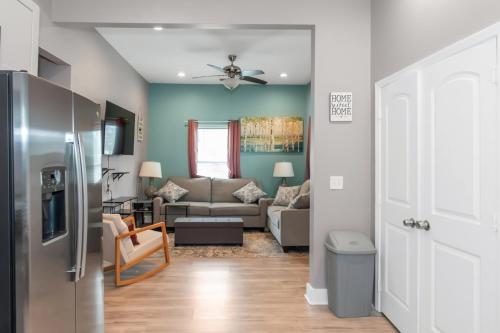 Chic 4BR Home Near AUC&DTWN Attractions thumb 3