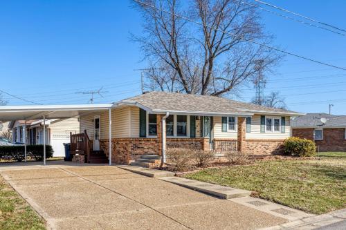 Western Wentzville Bungalow by StayLage - image 3