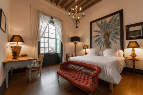 1 queen bed, 1 twin bed