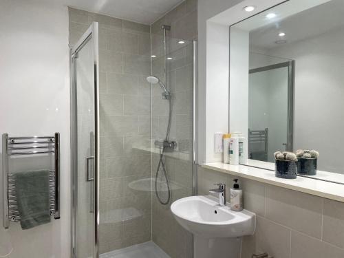 Bee Gateway - Work N Relax 500Mbps WiFi, Netflix, Paid Parking, Balcony and Memory Foam Beds, Manchester (fotografie 3)
