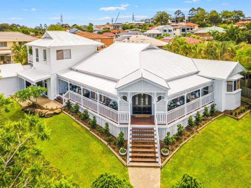 The Duchess - Luxury Brisbane Holiday Home. Family & Pet friendly with Pool