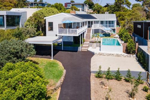 Mount Martha Coastal Retreat - Heated Pool with Water Views