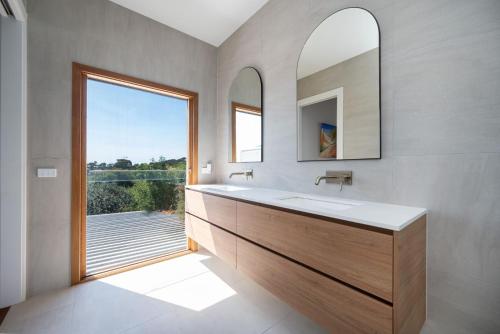 Mount Martha Coastal Retreat - Heated Pool with Water Views