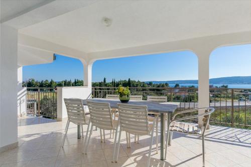 Apartment with Terrace and Sea View image 7