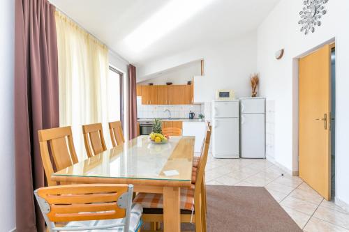 Apartment with Terrace and Sea View image 9