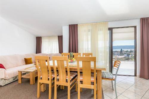 Apartment with Terrace and Sea View image 8