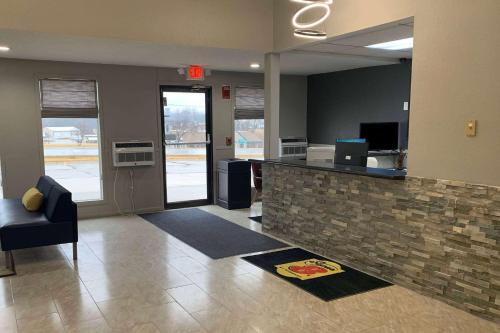 Super 8 by Wyndham Kirksville-University Area - image 8