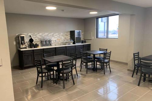 Super 8 by Wyndham Kirksville-University Area - image 3
