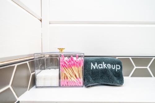 Sandy Cheeks, Deluxe Rive Views, Roadrunner Resort