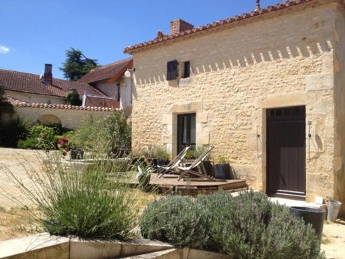 . Gîte authentique avec cheminée, terrasse et WiFi en Charente - FR-1-653-119