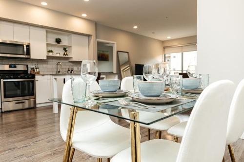 Magnificent two bedroom in West Hollywood thumb 3