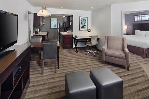 One-Bedroom Queen Suite