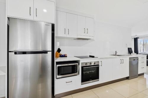 Kitchen, Casa Nostra Motel in Rockhampton