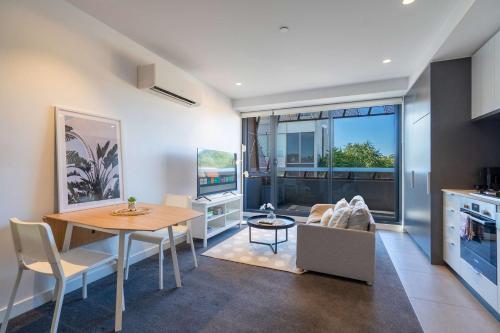 Modern 1BR Apartment with Smart TV and Views