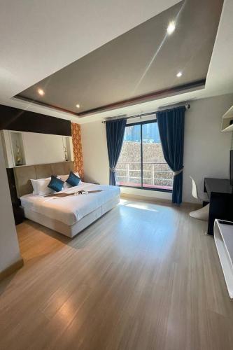 room detail thumbnail 0