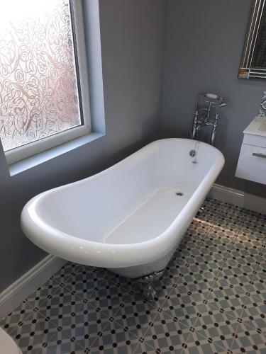 Bathroom, BUDGET ROOMS - 9 East Grange Drive in Hunslet Carr
