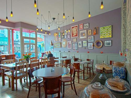 Monties Guest House - image 13