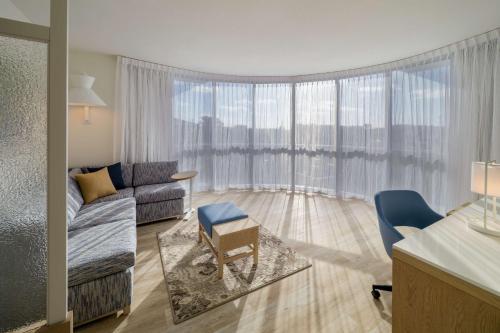 1 king bed, 1 sofa bed