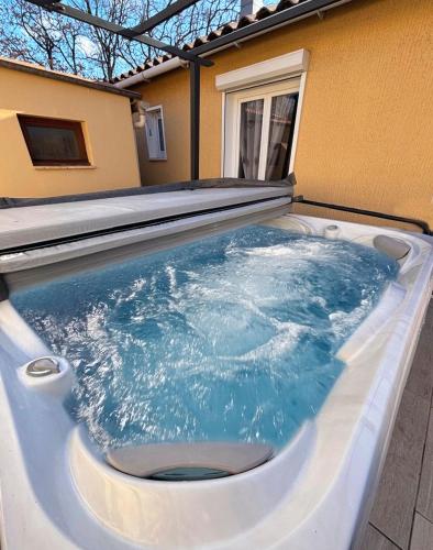 Karstais baseins, Maison Les Chênes - Jacuzzi - Calme & Idéalement situé - Clim - Salle de Jeux - Parking (Maison Les Chenes - Jacuzzi - Calme & Idealement situe - Clim - Salle de Jeux - Parking) in Sauzet (Rhone-Alpes)