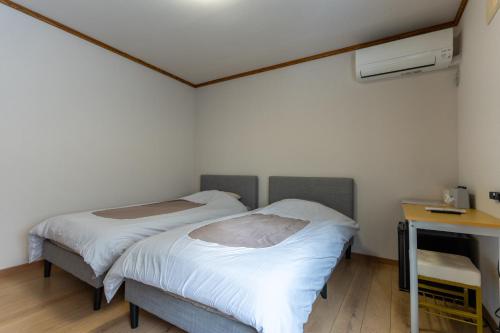 Bear Elephant Room Type - Standard Twin Room with Shared Bathroom