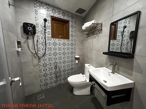 Double Room with Balcony image 4