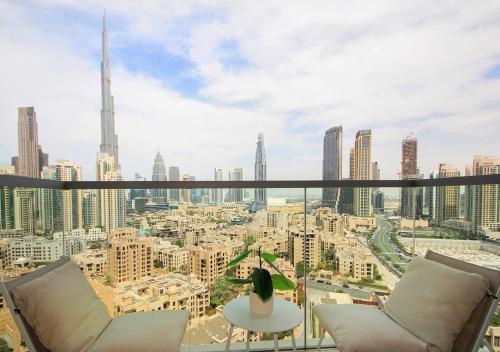 Stylish 2BR in Bellevue | Pool Gym & Burj Views - image 13