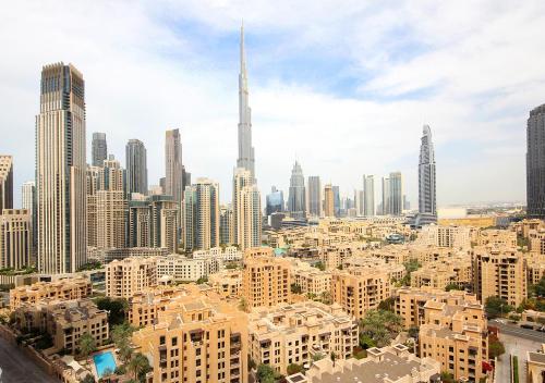 Stylish 2BR in Bellevue | Pool Gym & Burj Views - image 12