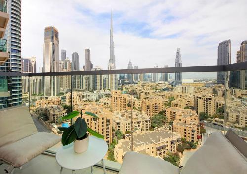 Stylish 2BR in Bellevue Pool, Gym & Burj Views, Dubai