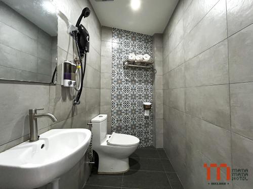 Mana Mana Hotel • Melaka • Room Type - Quadruple Room without Window