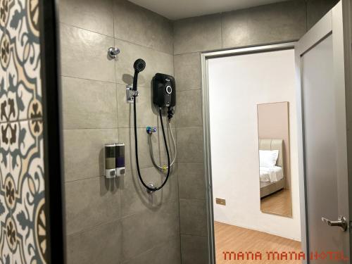Mana Mana Hotel • Melaka • - 샤워실