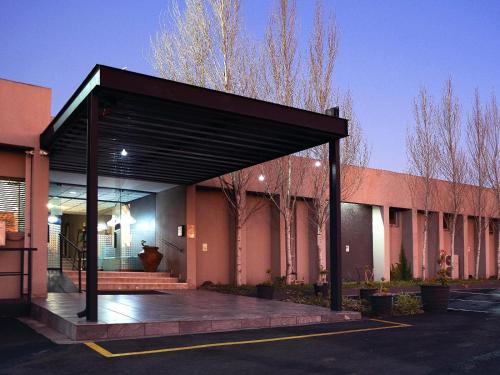 . Q's Evander Hotel & Apartments