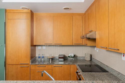 Escape24 Spacious Studio with Balcony near Dubai Mall - image 13