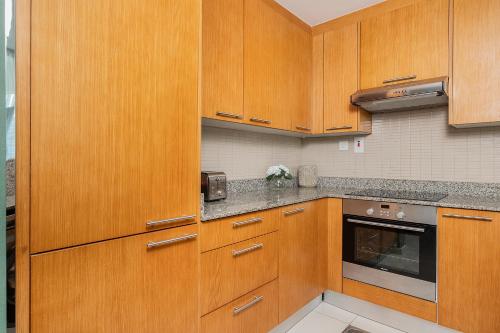 Escape24 Spacious Studio with Balcony near Dubai Mall - image 8