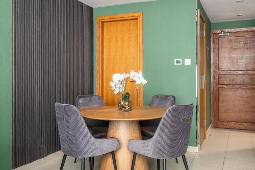 Escape24 Spacious Studio with Balcony near Dubai Mall - image 3