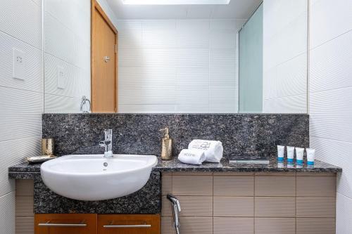 Escape24 Spacious Studio with Balcony near Dubai Mall - image 4
