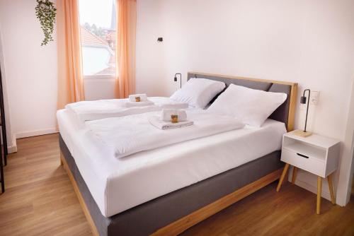 Design Apartment mit Kingsize-Betten & Balkon, Pforzheim
