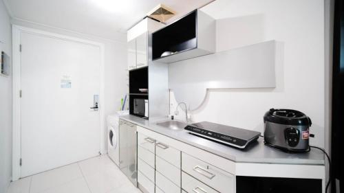 Stunning and Cozy 1BR at The Via and The Vue Apartment By Travelio - image 2