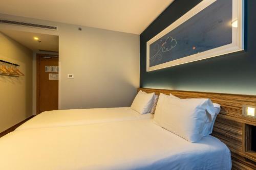 Twin Room image 10