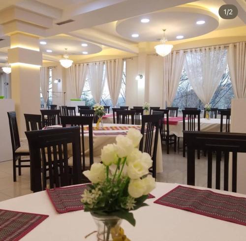 レストラン, Guest House Erzeni in イーベ エ ポシュメ