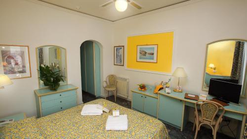 room detail thumbnail 1