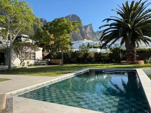 Relax in Style at this Stunning Villa in Camps Bay, Cape Town, Città del Capo (foto 3)