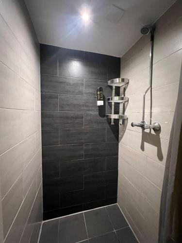 Five Person Room With Shared Bathroom image 2